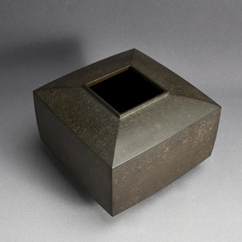 Bronze Vase, Exhibited 33rd Nihon Dento Kogeiten 1986 ー米田 美昭 “朧銀四方花器”