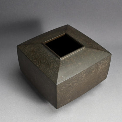 Bronze Vase, Exhibited 33rd Nihon Dento Kogeiten 1986 ー米田 美昭 “朧銀四方花器”