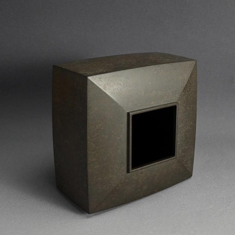 Bronze Vase, Exhibited 33rd Nihon Dento Kogeiten 1986 ー米田 美昭 “朧銀四方花器”