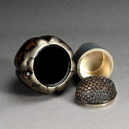 Lacquer Koro Incense Burner w/ Silver Lid ー鬼平 慶司 “菩撮樹蒔絵香炉”