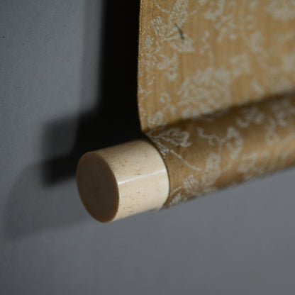 日本の骨董品と遊女の絵巻