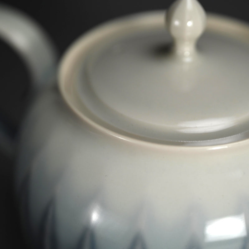 Exquisite Tea Pot ー永草 陽平 “流彩磁 ポット”