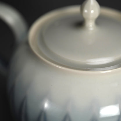 Exquisite Tea Pot ー永草 陽平 “流彩磁 ポット”