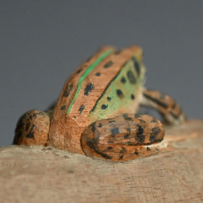 カエルの彫刻 ー宮本理三郎