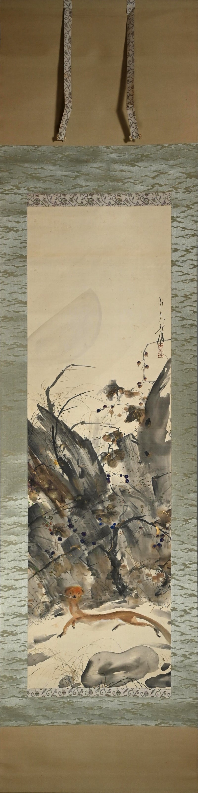 紅葉を飛び越えるイタチ ー玉村 方久斗 「秋景」