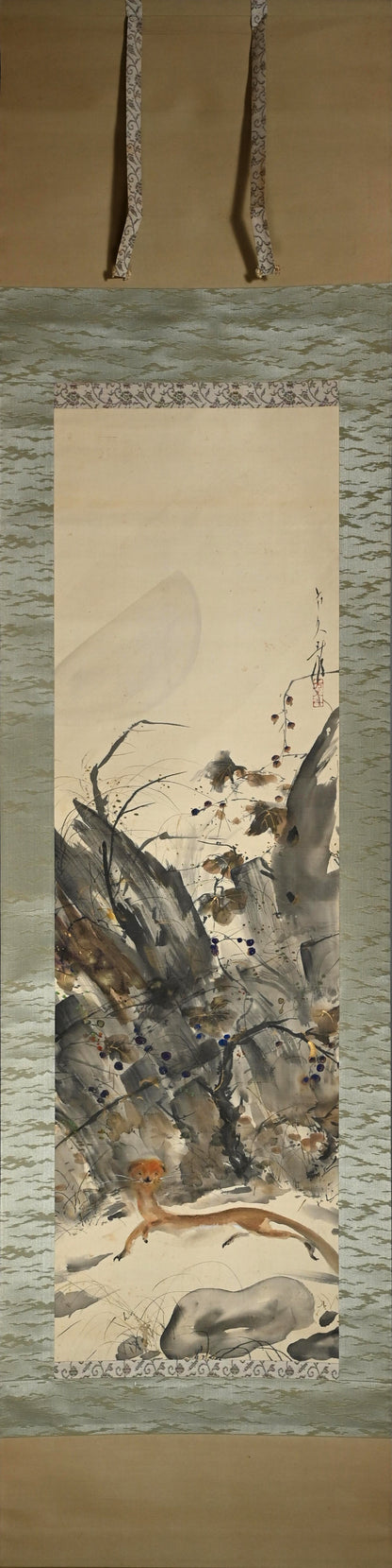 紅葉を飛び越えるイタチ ー玉村 方久斗 「秋景」