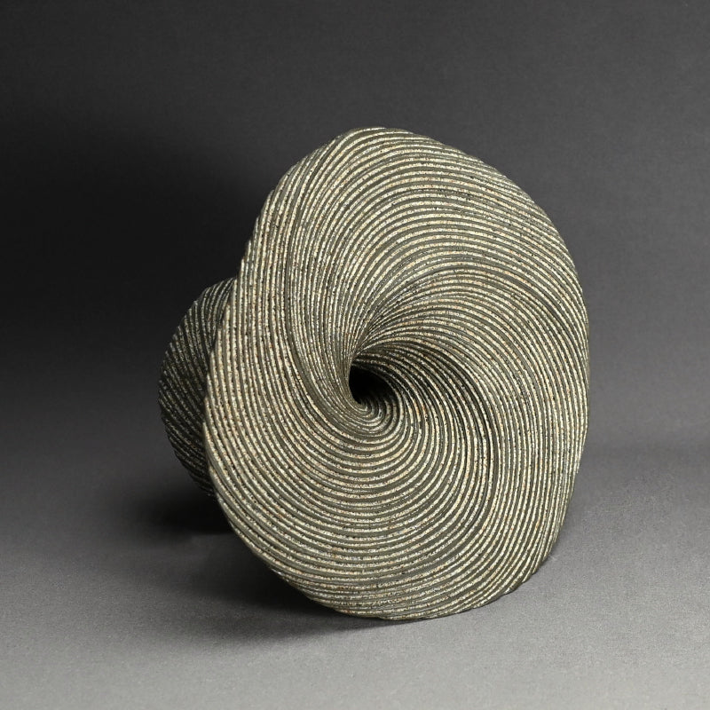 Rare Black Wave Vase ー崎山 隆之 “聴涛”