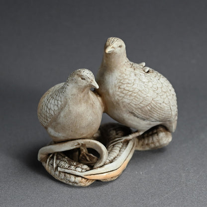 アンティークの日本の生磁器香炉、ウズラ