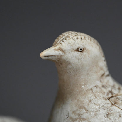 アンティークの日本の生磁器香炉、ウズラ