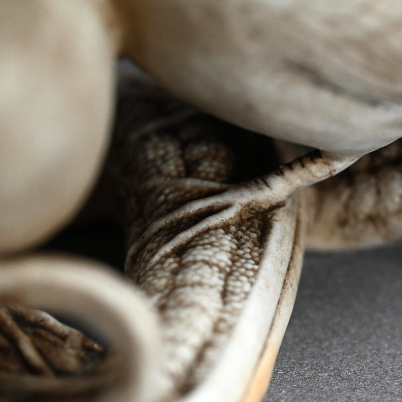 アンティークの日本の生磁器香炉、ウズラ