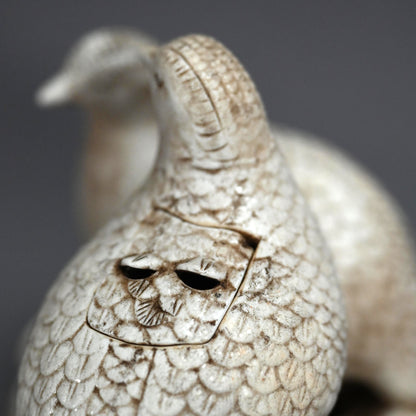 アンティークの日本の生磁器香炉、ウズラ