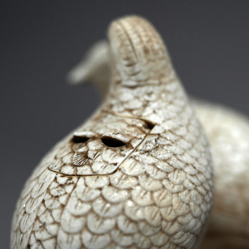 アンティークの日本の生磁器香炉、ウズラ