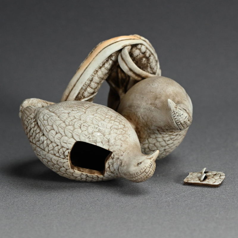 アンティークの日本の生磁器香炉、ウズラ