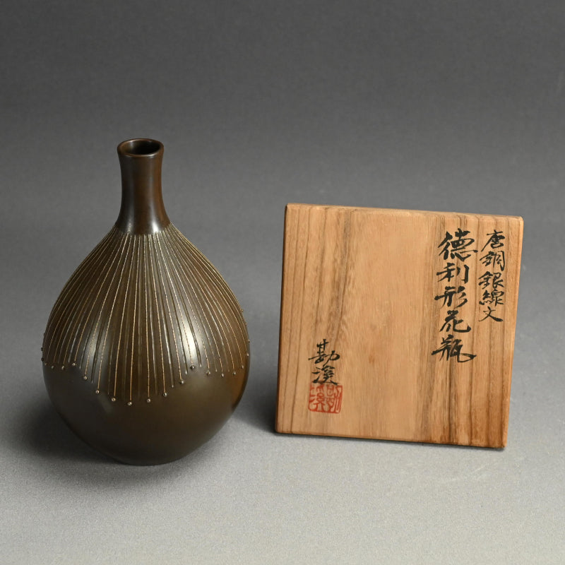 モダニズム象嵌青銅花瓶 ー般若勘渓「徳利形花瓶」 / 般若勘渓 – Kura 
