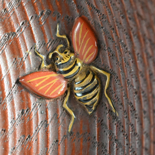 Wysteria and Honey-Bee Lacquer Plate by Kosai ー廣斎 “堆漆蒔絵 藤之圖菓子器”