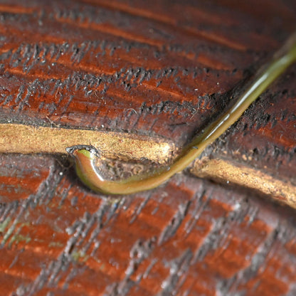Wysteria and Honey-Bee Lacquer Plate by Kosai ー廣斎 “堆漆蒔絵 藤之圖菓子器”