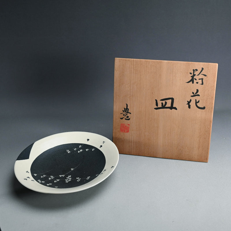 とらえどころのない噴火盆地 ー 近藤豊「粉花皿」