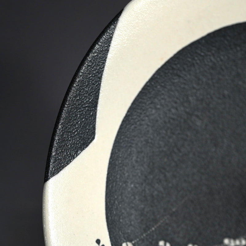 とらえどころのない噴火盆地 ー 近藤豊「粉花皿」