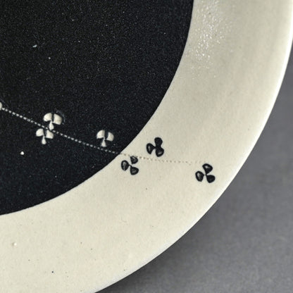 とらえどころのない噴火盆地 ー 近藤豊「粉花皿」