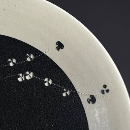 とらえどころのない噴火盆地 ー 近藤豊「粉花皿」