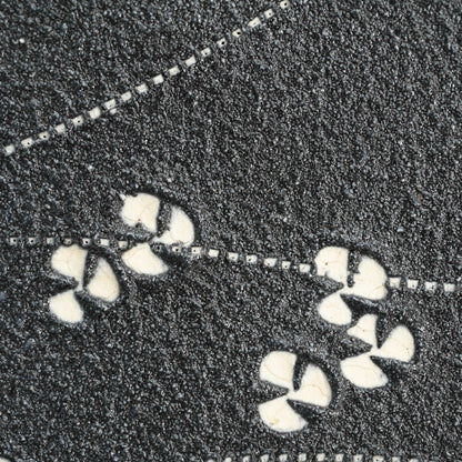 とらえどころのない噴火盆地 ー 近藤豊「粉花皿」