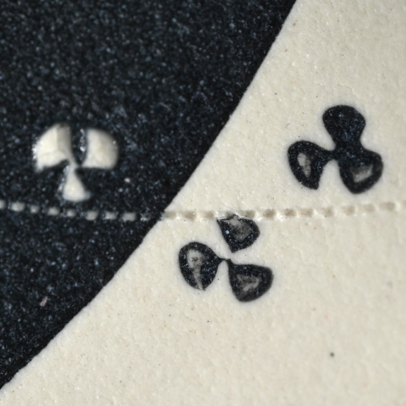 とらえどころのない噴火盆地 ー 近藤豊「粉花皿」