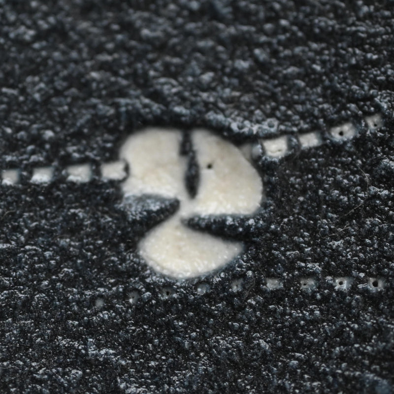 とらえどころのない噴火盆地 ー 近藤豊「粉花皿」