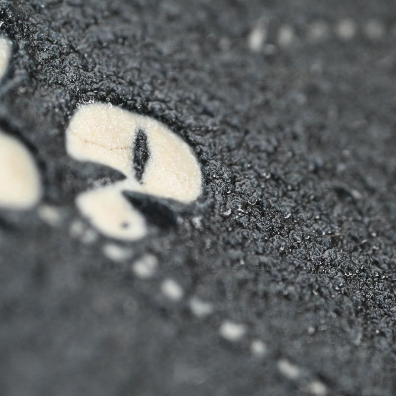 とらえどころのない噴火盆地 ー 近藤豊「粉花皿」