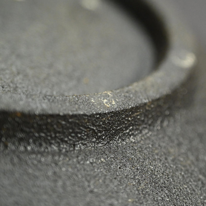 とらえどころのない噴火盆地 ー 近藤豊「粉花皿」