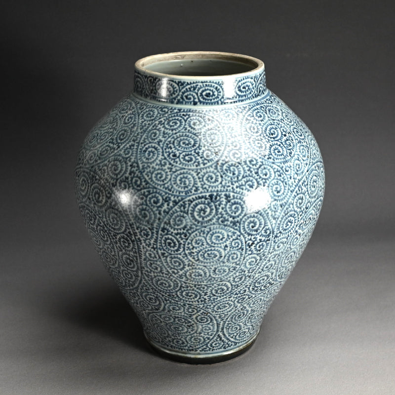 Fantastic Koimari Tako-Karakusa Tsubo Vase