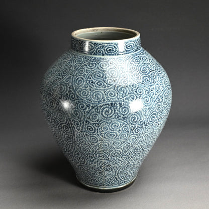 Fantastic Koimari Tako-Karakusa Tsubo Vase