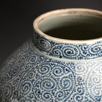 Fantastic Koimari Tako-Karakusa Tsubo Vase