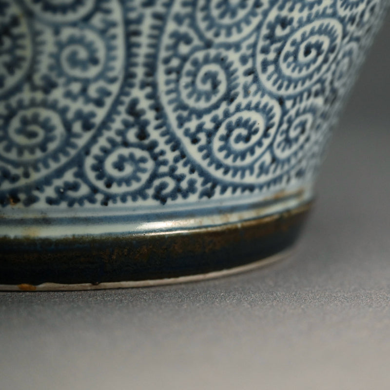 Fantastic Koimari Tako-Karakusa Tsubo Vase
