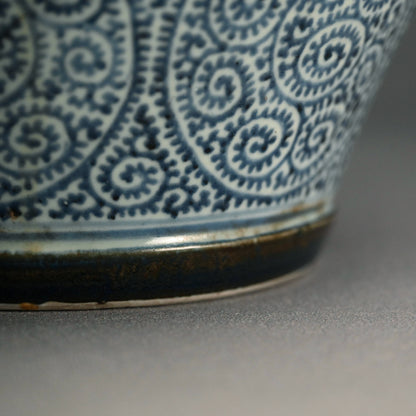 Fantastic Koimari Tako-Karakusa Tsubo Vase