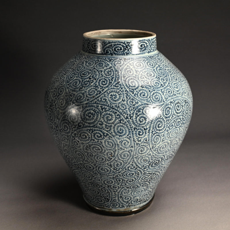 Fantastic Koimari Tako-Karakusa Tsubo Vase