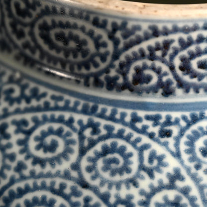 Fantastic Koimari Tako-Karakusa Tsubo Vase