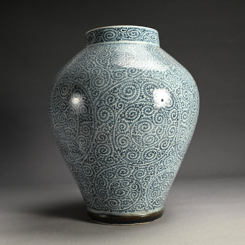 Fantastic Koimari Tako-Karakusa Tsubo Vase