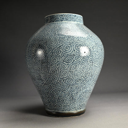 Fantastic Koimari Tako-Karakusa Tsubo Vase