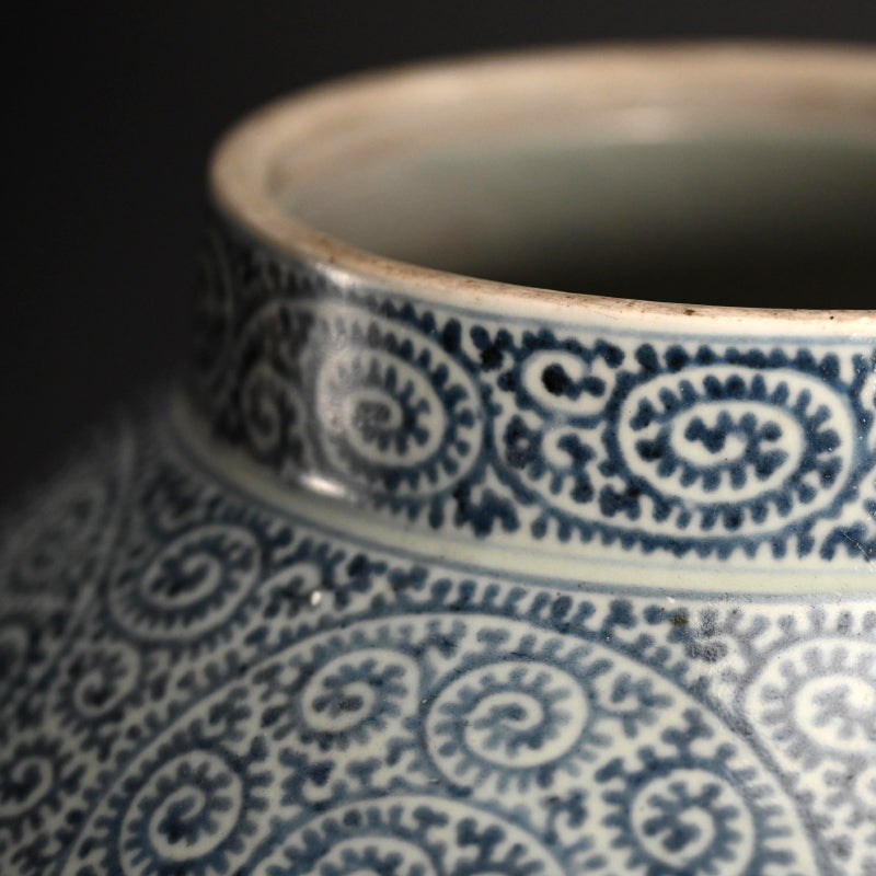 Fantastic Koimari Tako-Karakusa Tsubo Vase