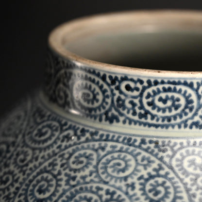 Fantastic Koimari Tako-Karakusa Tsubo Vase