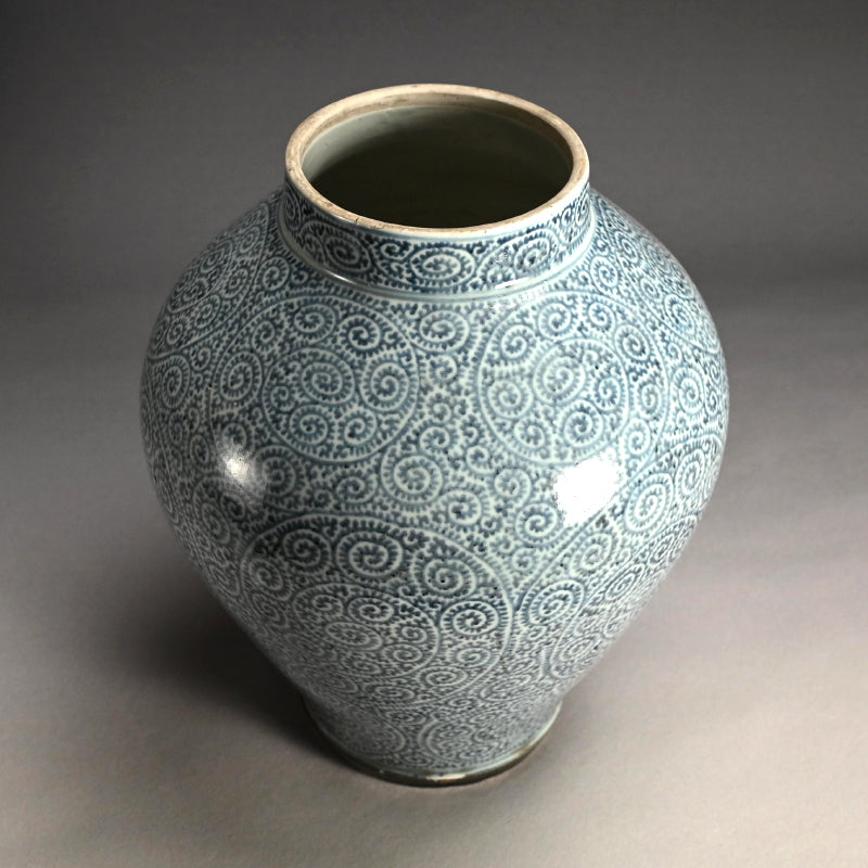 Fantastic Koimari Tako-Karakusa Tsubo Vase