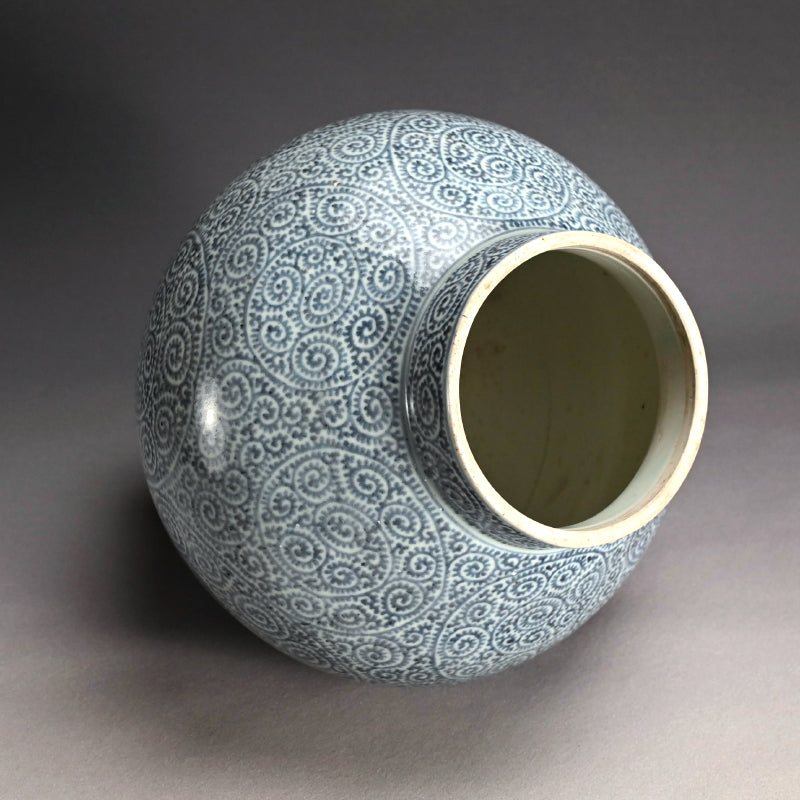 Fantastic Koimari Tako-Karakusa Tsubo Vase