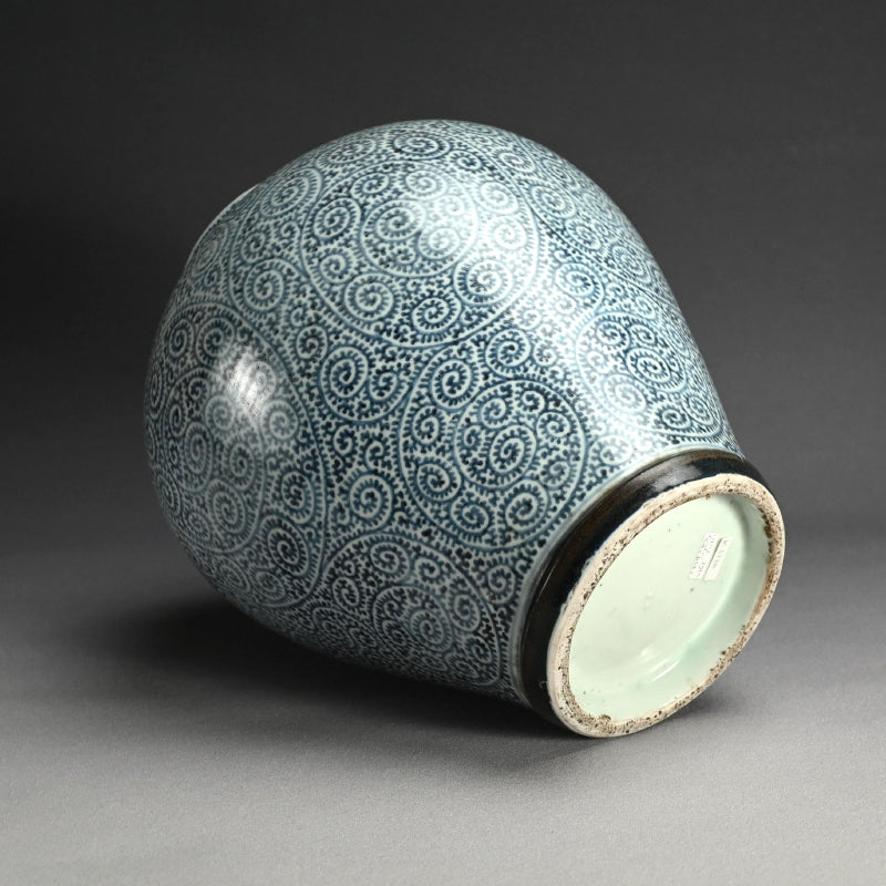 Fantastic Koimari Tako-Karakusa Tsubo Vase