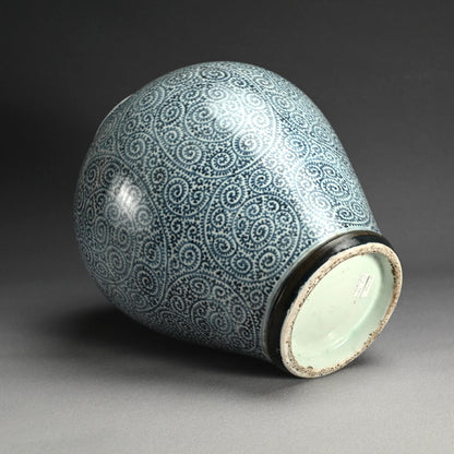 Fantastic Koimari Tako-Karakusa Tsubo Vase