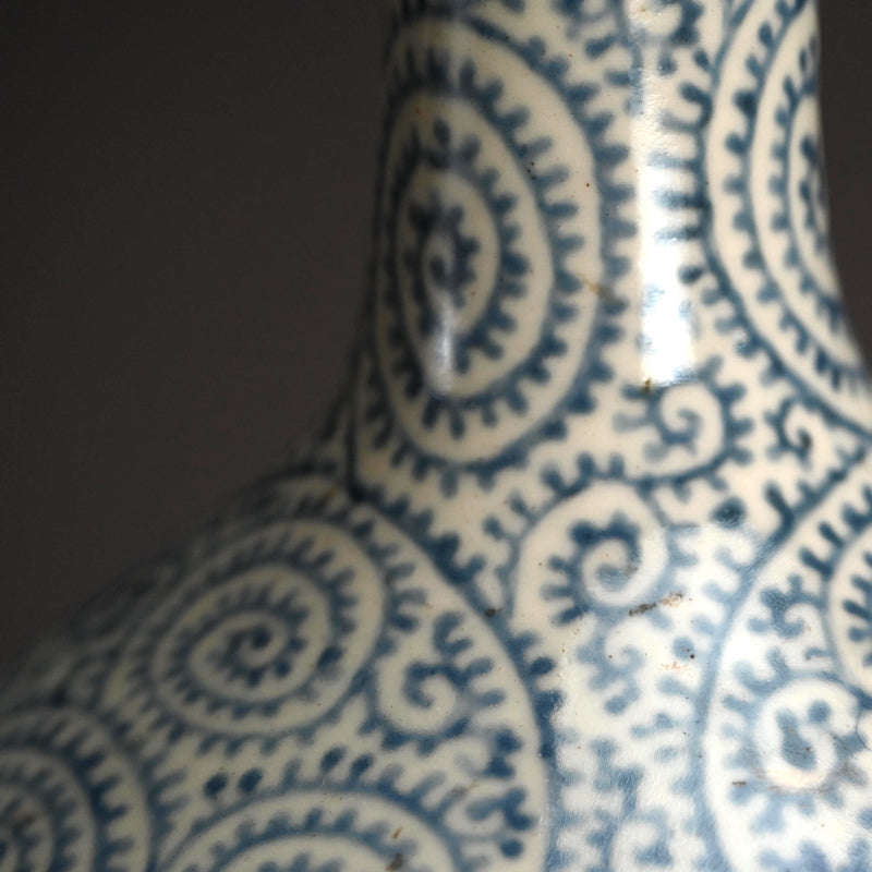 Huge Late 18th century Imari Tako-Karakusa Bottle Vase