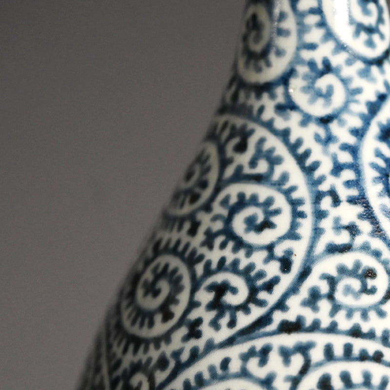 Edo p. Pair Imari Tako Karakusa Tokkuri Vases