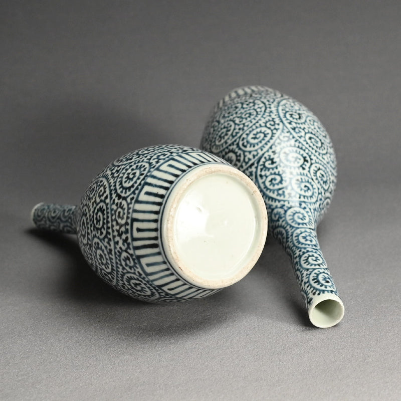 Edo p. Pair Imari Tako Karakusa Tokkuri Vases