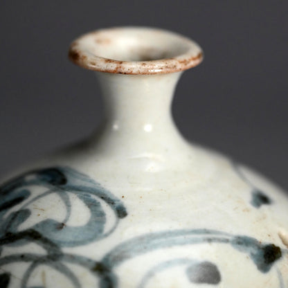 A large Ko-Imari Abura Tsubo Oil Jar Vase