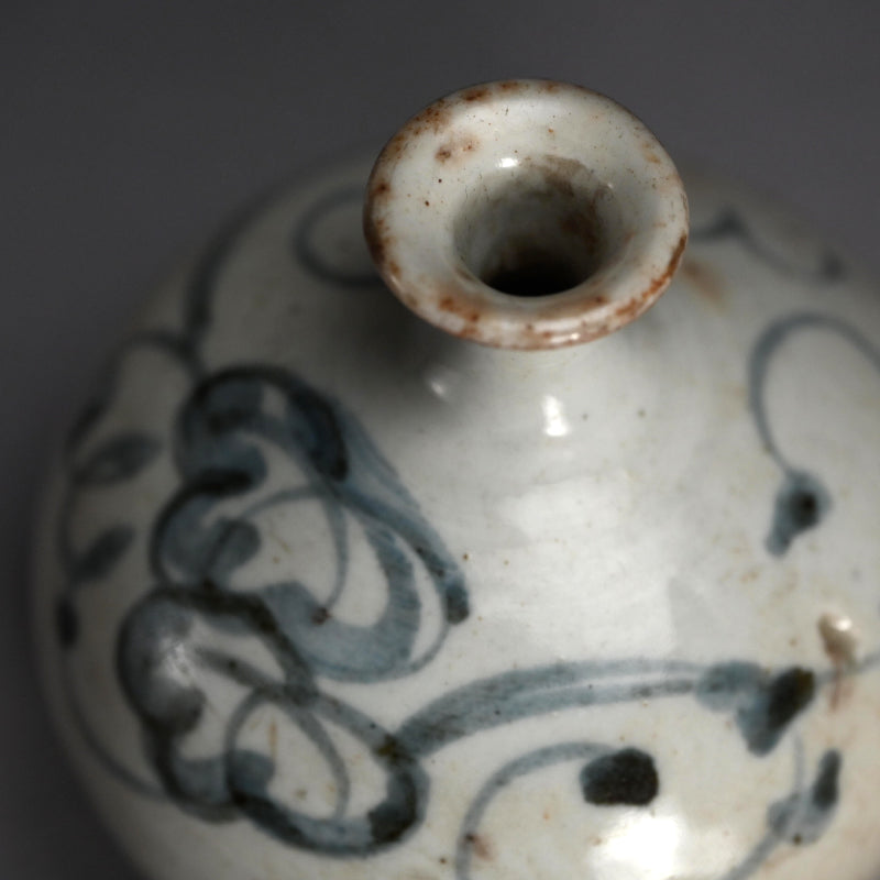A large Ko-Imari Abura Tsubo Oil Jar Vase
