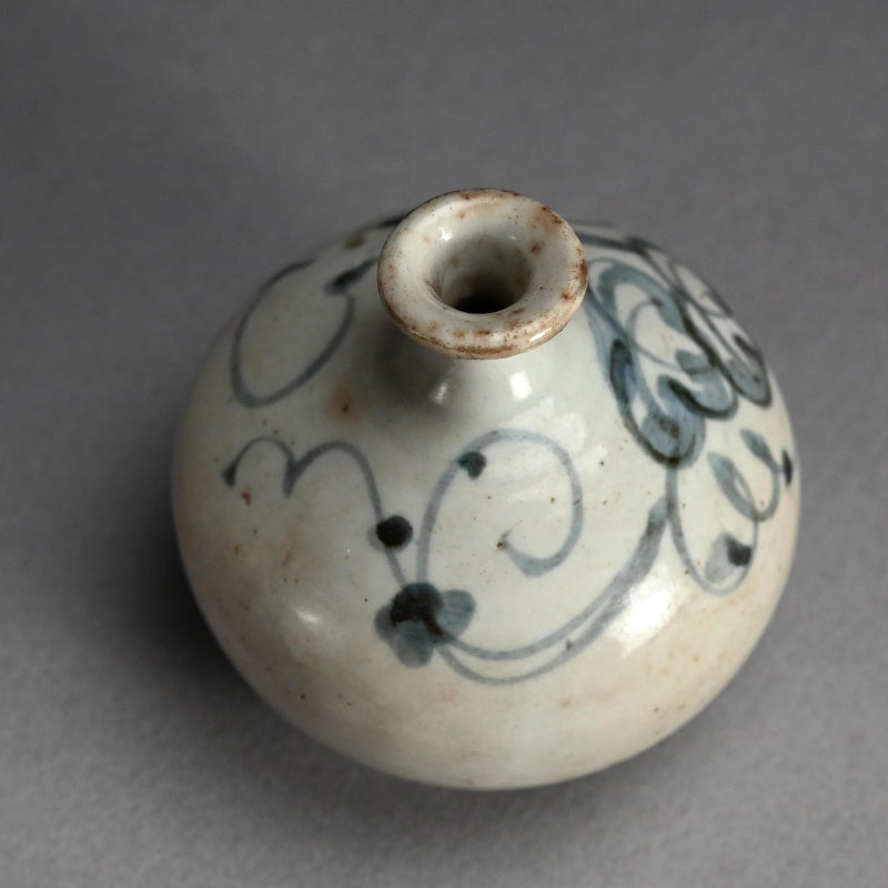 A large Ko-Imari Abura Tsubo Oil Jar Vase